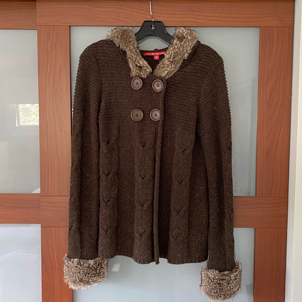 Sweater with faux fur.